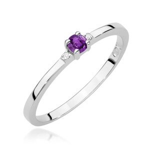 Kihlasõrmus. Silver ring with a violet amethyst centerpiece and two small diamonds on a polished band.