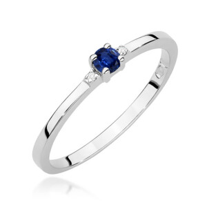 Kihlasõrmus. Silver ring with a blue gemstone set in four prongs, flanked by two small diamonds on a sleek band.