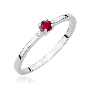 Kihlasõrmus. Silver ring with a red center gemstone set in four prongs, flanked by small accent diamonds on a polished band.
