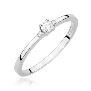 Kihlasõrmus. Silver ring with a round-cut diamond in four-prong setting and two small side stones on a sleek polished band