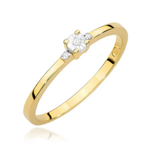 Kihlasõrmus. Yellow gold ring with a central round diamond flanked by two smaller diamonds on a slim, polished band
