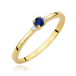 Kihlasõrmus. Yellow gold ring with a blue sapphire centerpiece flanked by two small diamonds on the band.