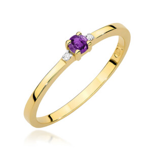 Kihlasõrmus. Gold ring with a purple central gemstone (amethyst) held by prongs and accented by small diamonds on the sides.