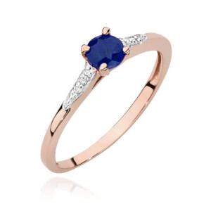 Kihlasõrmus. Rose gold ring with a round blue sapphire center stone in a four-prong setting and diamond accents along the band