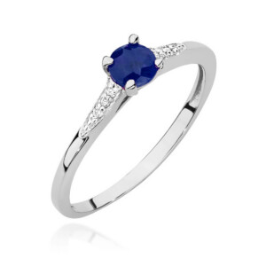 Kihlasõrmus. Silver ring featuring a cobalt-blue round gemstone held by four prongs with diamond-accented band
