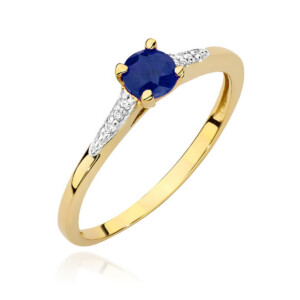 Kihlasõrmus. Gold ring with a deep blue sapphire centerpiece held by prongs, diamond accents along the band.