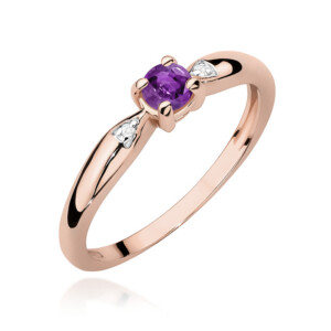 Kihlasõrmus. Rose gold ring with a purple amethyst centerpiece and small diamond accents on the band