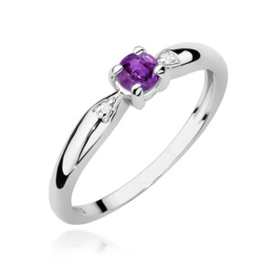 Kihlasõrmus. Silver ring with a purple gemstone (amethyst) held by four prongs in a polished band.