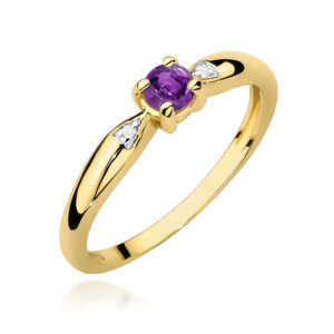 Kihlasõrmus. Gold ring with a purple central gemstone and diamond accents on the band, close-up view