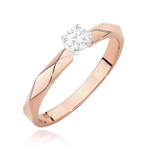 Kihlasõrmus. Rose gold engagement ring with a round diamond solitaire in a prong setting on a slim, engraved band