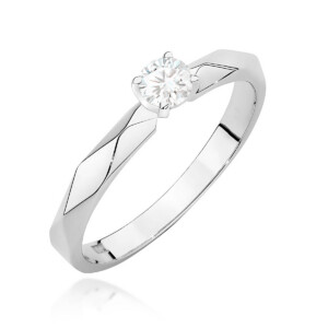 Kihlasõrmus. Silver-toned ring with a round-cut diamond in a four-prong setting.