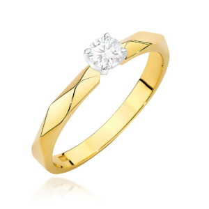Kihlasõrmus. Gold rings features a round brilliant diamond set in a prong bezel, classic solitaire style for an engagement ring.