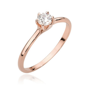 kihlasõrmus. Rose gold engagement ring with a single round diamond in a four-prong setting on a slim band.