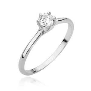 Kihlasõrmus. Diamond solitaire engagement ring on a polished silver band against a white background