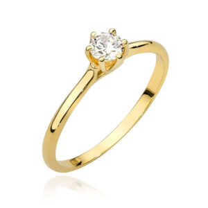 Kihlasõrmus. Gold solitaire ring with a round diamond held by six prongs, viewed at a slight angle.