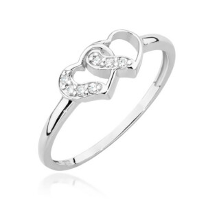 Kihlasõrmus. Sterling silver ring with two interlocking heart shapes encrusted with small crystals at the top.