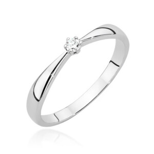 Kihlasõrmus. Silver ring with a small round diamond solitaire on a polished band, suggesting an engagement ring.