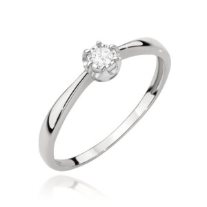 Kihlasõrmus. Silver solitaire engagement ring with a round diamond in a prong setting.