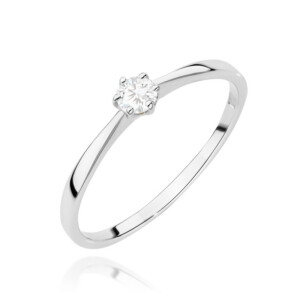 Kihlasõrmus. Solitaire diamond ring with a polished silver band on a white background and a single round diamond