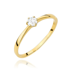 Kihlasõrmus. Gold band ring with a single round-cut diamond solitaire at the center.
