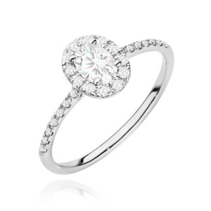 Kihlasõrmus. Silver ring with a round center diamond surrounded by a halo of smaller diamonds and a pavé diamond band.