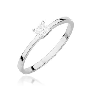 Kihlasõrmus. Silver solitaire ring with a square princess-cut diamond on a polished band.