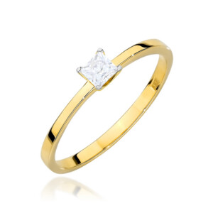Kihlasõrmus. Gold solitaire ring with a square-cut diamond set in a slim band, photographed against a white background.