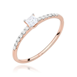Kihlasõrmus. Rose gold ring with a square-cut center diamond and pavé diamonds along the band