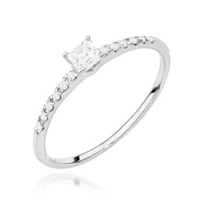 Kihlasõrmus. Engagement ring with a square-cut center diamond and small diamonds along a white metal band