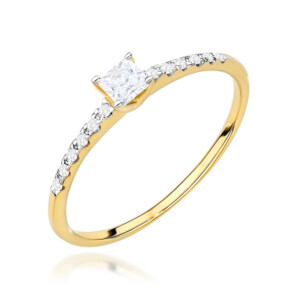 Kihlasõrmus. Yellow gold ring with a princess-cut center diamond and pavé diamonds along the band, for engagement.