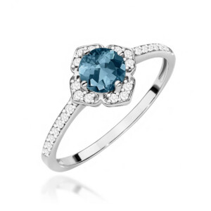 Kihlasõrmus. Silver ring with a round blue center gemstone and a halo of small diamonds on a pavé band