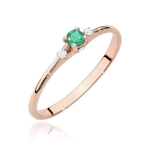 Kihlasõrmus. Rose gold ring with a green center gemstone and small diamonds along the band, elegant jewelry item.