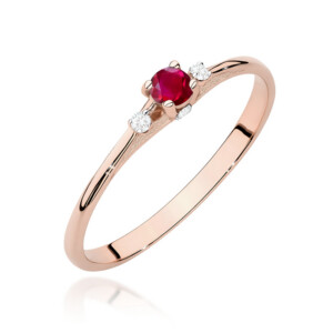 Kihlasõrmus. Rose gold ring with a central red gemstone and small side diamonds on each side.