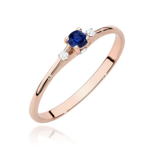 Kihlasõrmus. Rose gold ring with a deep blue center gemstone and small diamonds along the band, close-up shot.