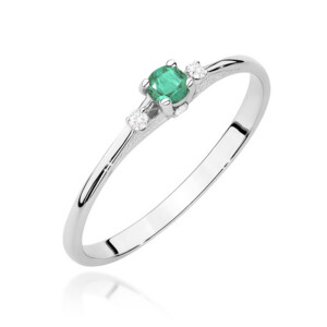 KIhlasõrmus. Silver ring with a green gemstone center and small diamonds on either side against a white background