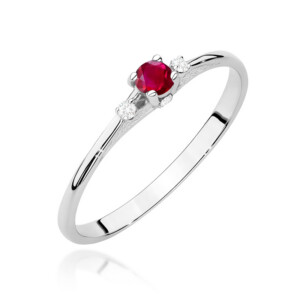 Kihlasõrmus. Silver ring with a red central gemstone (ruby) and two small diamonds along the band, on a white background.