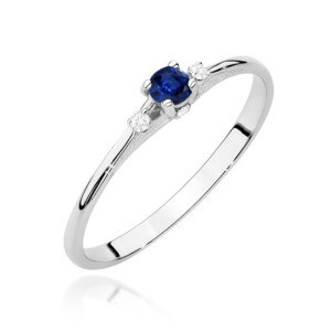 Kihlasõrmus. Silver ring with a blue sapphire center stone and two small diamonds on either side for sparkle and balance.