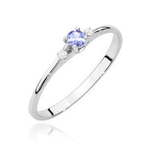 Kihlasõrmus. Silver ring with a lavender center gemstone held by four prongs, flanked by two small diamonds on the band.
