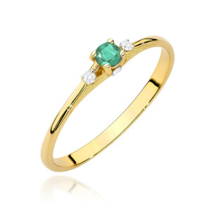 Kihlasõrmus. Gold ring with a green emerald centerpiece and small diamonds along the band in a prong setting