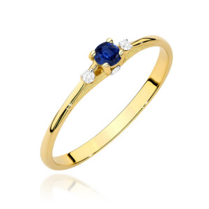 Kihlasõrmus. Gold ring with a round blue sapphire center stone held by prongs, flanked by two small diamonds along the band.