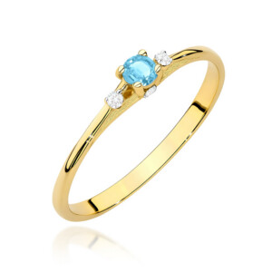 Kihlasõrmus. Gold ring with a blue oval gemstone and small diamonds on the band.