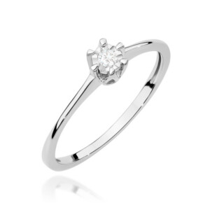 Kihlasõrmus. Silver ring with a round-cut diamond held in a flower-like six-prong setting, shown at an angle to highlight the band.