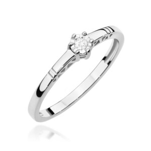Kihlasõrmus. Silver ring with a small round diamond in a four-prong setting, angled to show band detail.