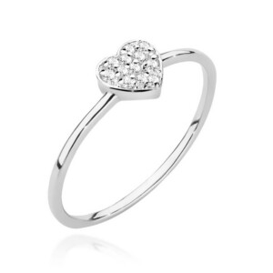Kihlasõrmus. Silver ring with a diamond-studded heart centerpiece on a slim band, jewelry product.