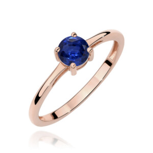 Kihlasõrmus. Rose gold solitaire ring with a round deep-blue sapphire centerpiece.