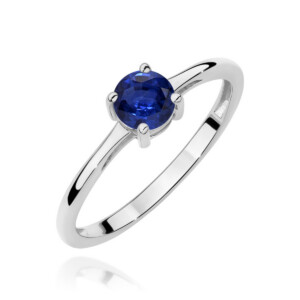 Kihlasõrmus. Silver ring with a round blue sapphire held by four prongs on a polished band