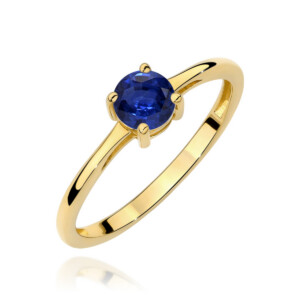 Kihlasõrmus. Gold ring with a round blue sapphire centerpiece in a four-prong setting, on a white background