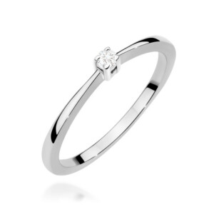 Kihlasõrmus. Solitaire diamond ring with a slim polished silver band and a single round diamond.