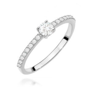 Kihlasõrmus. Diamond solitaire ring with pavé band set in white gold or platinum, radiant center stone centerpiece.