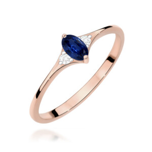 kihlasõrmus. Rose gold ring with an oval blue sapphire centerpiece flanked by small diamonds, slim curved band design.